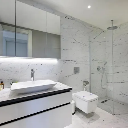 בית נופש Gorgeous Corner Deluxe 1bd Condopoolviews! #133 איסטמבול