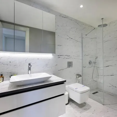 Gorgeous Corner Deluxe 1bd Condopoolviews! #133 Istanboel